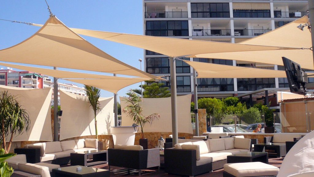shade-over-restaurant